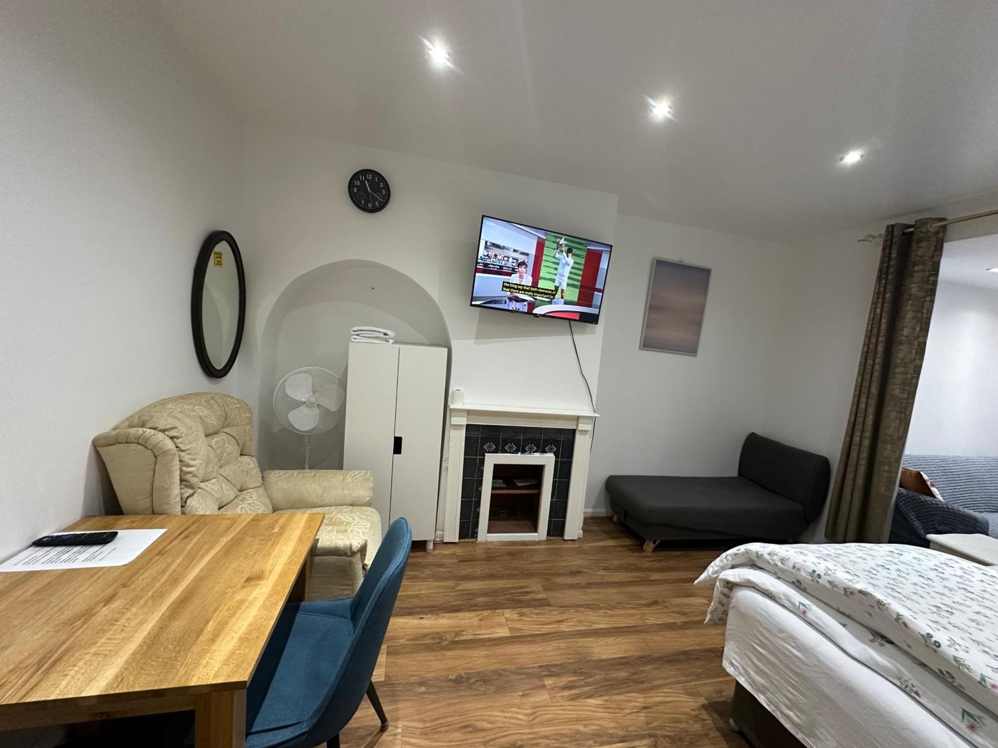 4Th Studio Flat With Private Own Bathroom A London Luxury Family Home Setup And Furnished With Double Bed Plus A Double Futon-Sofa Bed A Single Futon Bed A Baby Cot And Garden And Free Parking Екстериор снимка