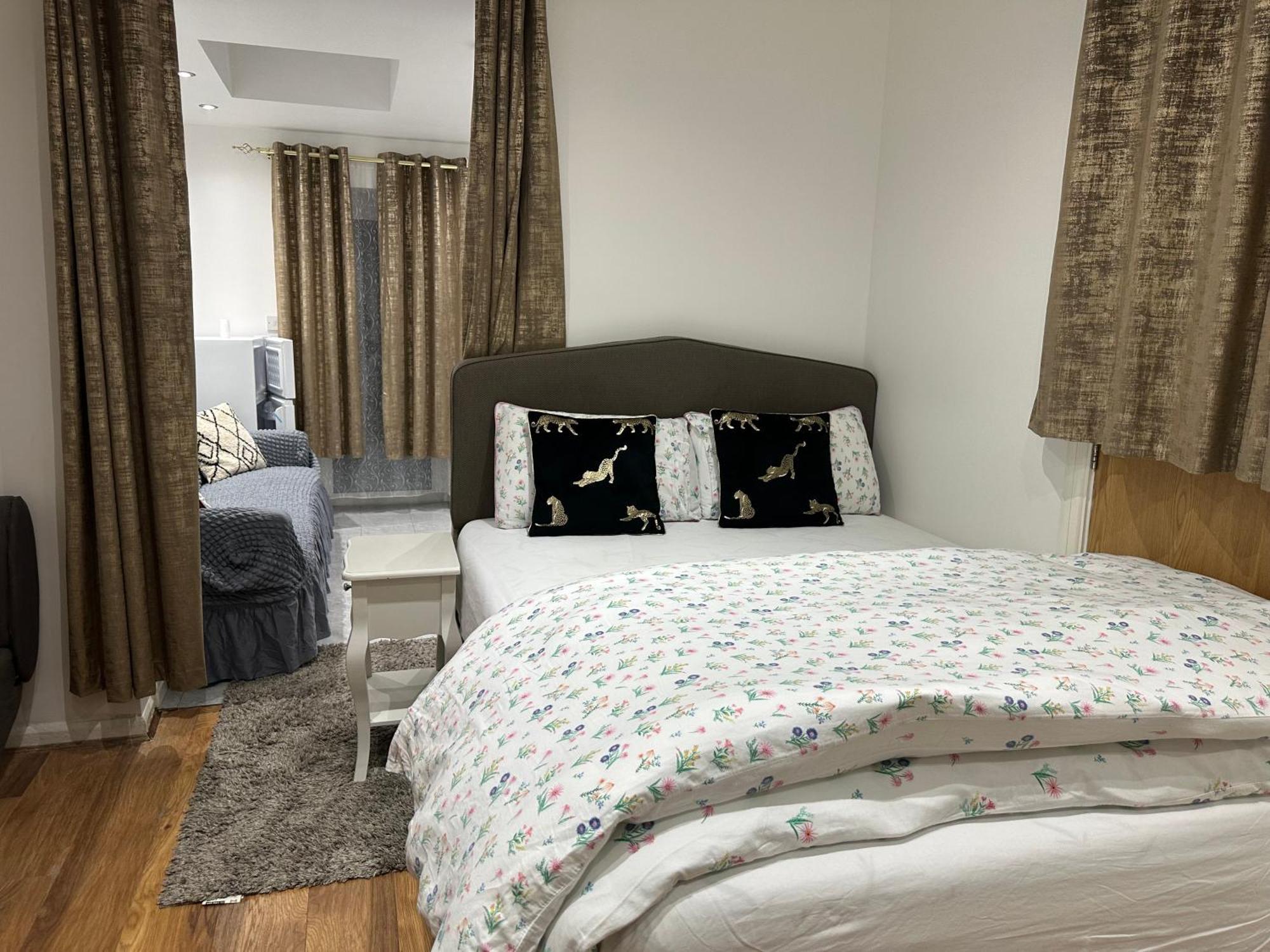 4Th Studio Flat With Private Own Bathroom A London Luxury Family Home Setup And Furnished With Double Bed Plus A Double Futon-Sofa Bed A Single Futon Bed A Baby Cot And Garden And Free Parking Екстериор снимка