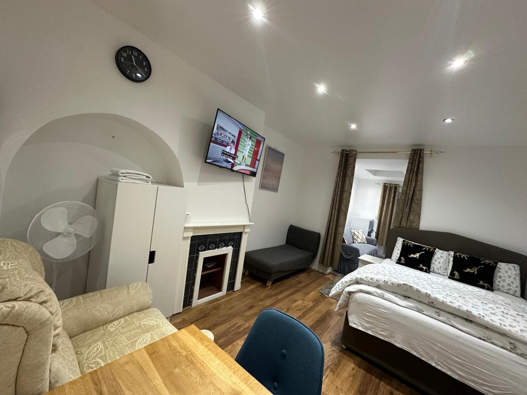 4Th Studio Flat With Private Own Bathroom A London Luxury Family Home Setup And Furnished With Double Bed Plus A Double Futon-Sofa Bed A Single Futon Bed A Baby Cot And Garden And Free Parking Екстериор снимка