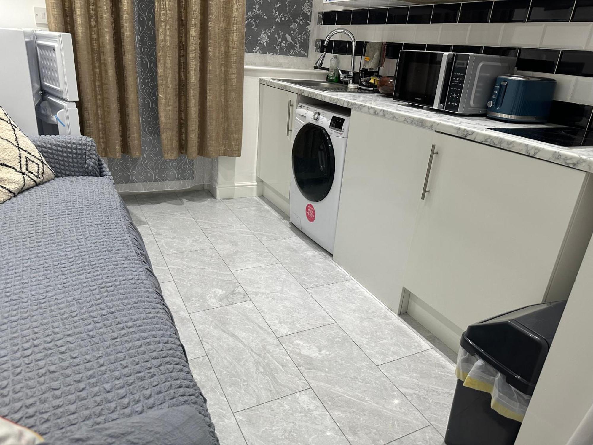 4Th Studio Flat With Private Own Bathroom A London Luxury Family Home Setup And Furnished With Double Bed Plus A Double Futon-Sofa Bed A Single Futon Bed A Baby Cot And Garden And Free Parking Екстериор снимка