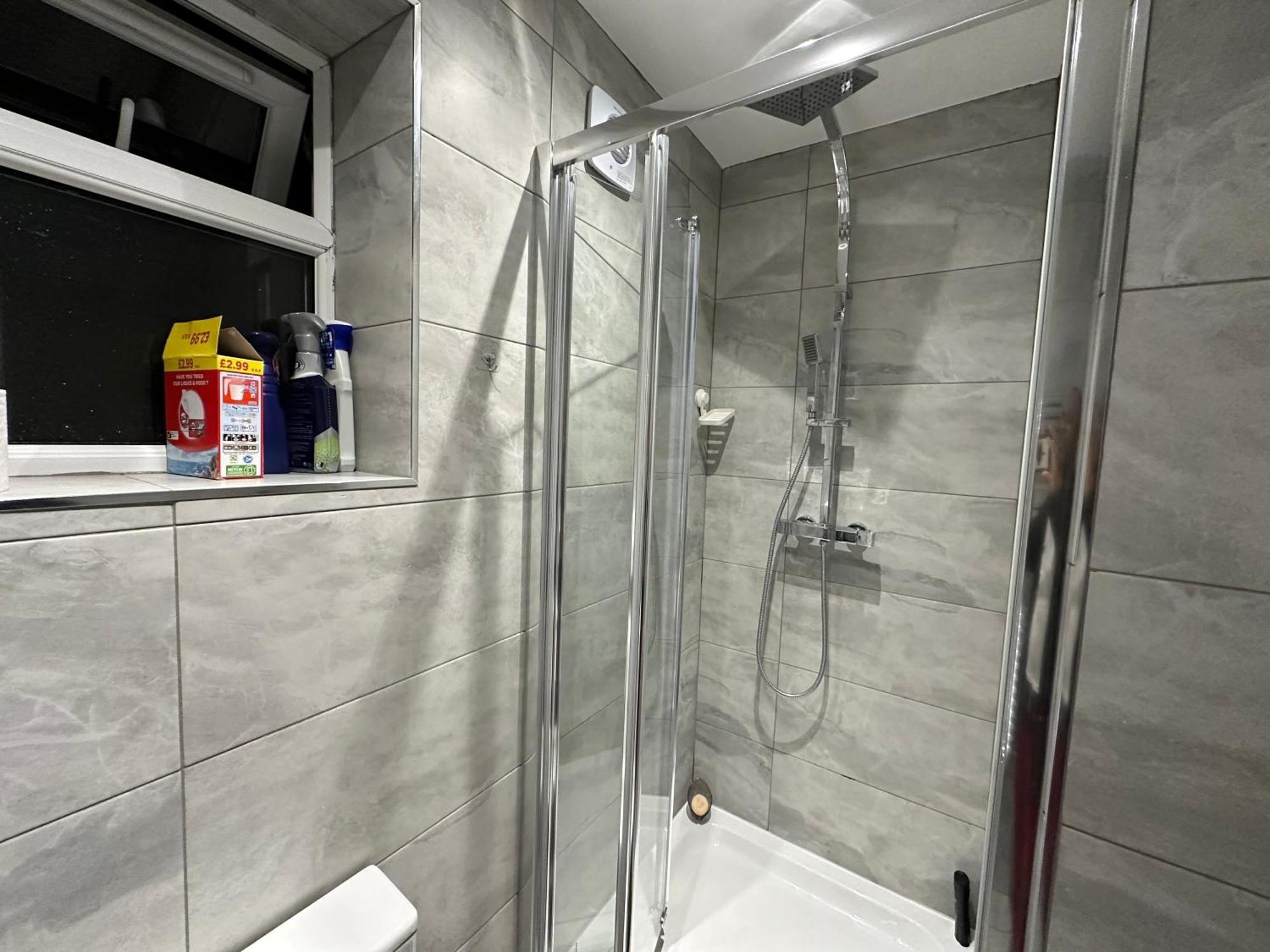 4Th Studio Flat With Private Own Bathroom A London Luxury Family Home Setup And Furnished With Double Bed Plus A Double Futon-Sofa Bed A Single Futon Bed A Baby Cot And Garden And Free Parking Екстериор снимка