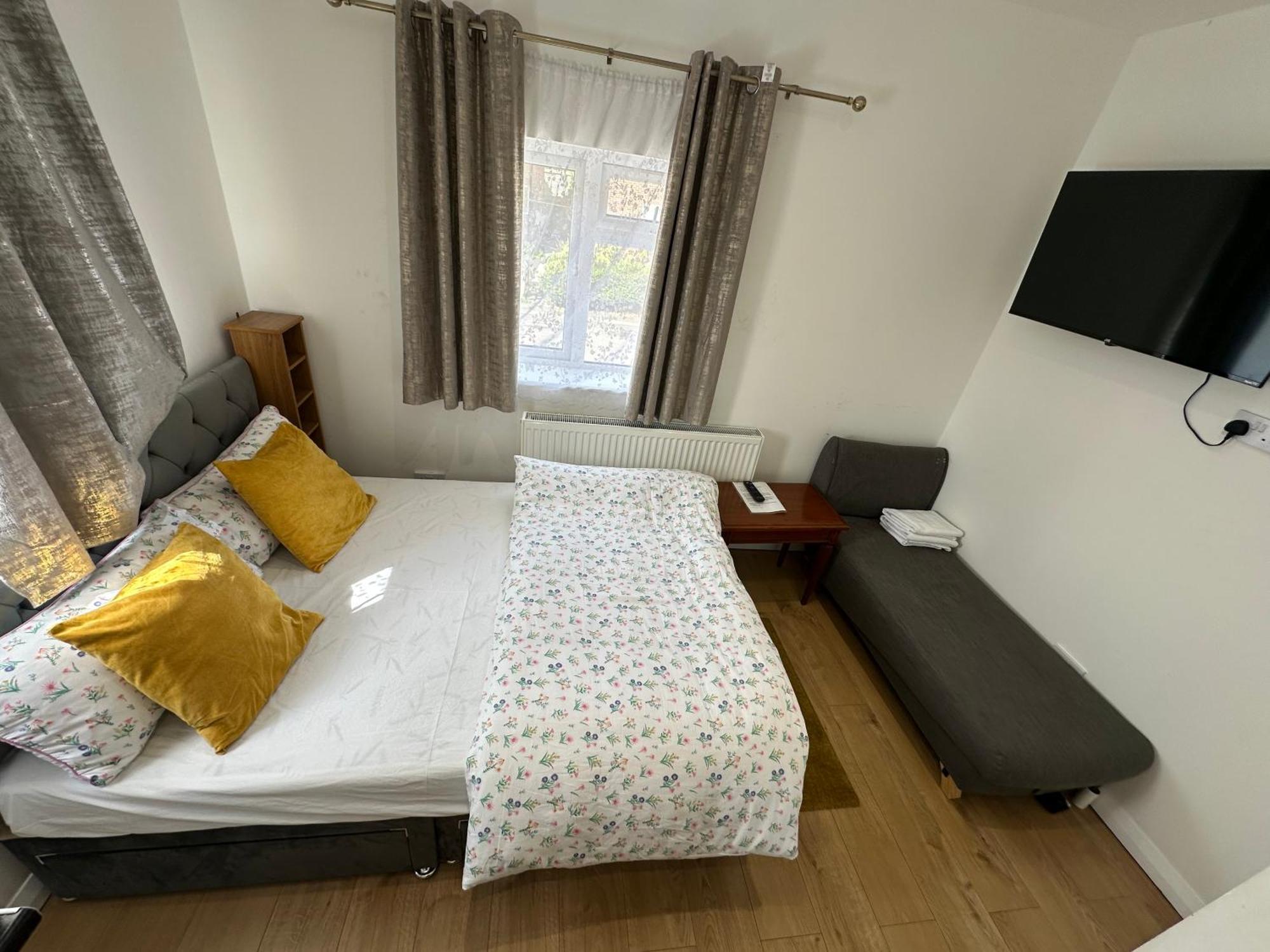 4Th Studio Flat With Private Own Bathroom A London Luxury Family Home Setup And Furnished With Double Bed Plus A Double Futon-Sofa Bed A Single Futon Bed A Baby Cot And Garden And Free Parking Екстериор снимка